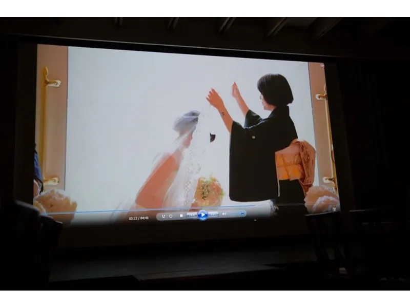 200インチのスクリーンで大迫力の演出をお楽しみください。