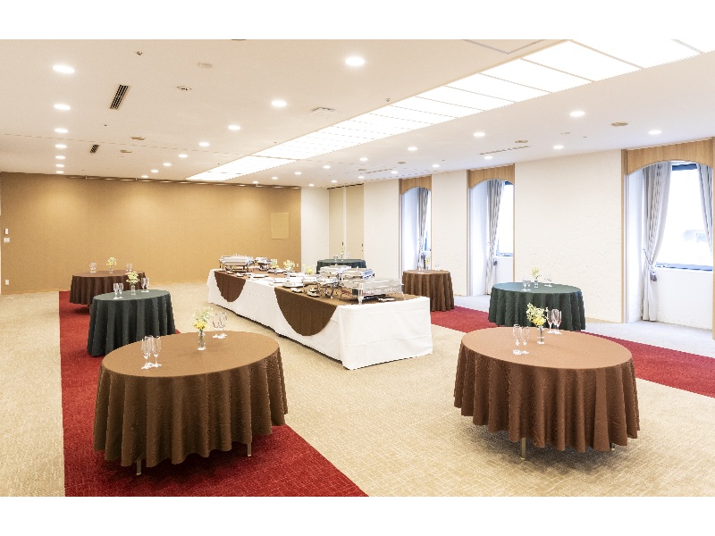 窓から自然光が差し込む明るい会場「結」は、落ち着いた色調のインテリアと温かみのある照明で、和やかな雰囲気を演出します。