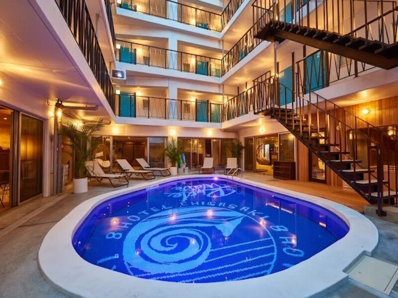 プールサイドで楽しむBBQ貸切プランは結婚式の二次会にもおすすめ!