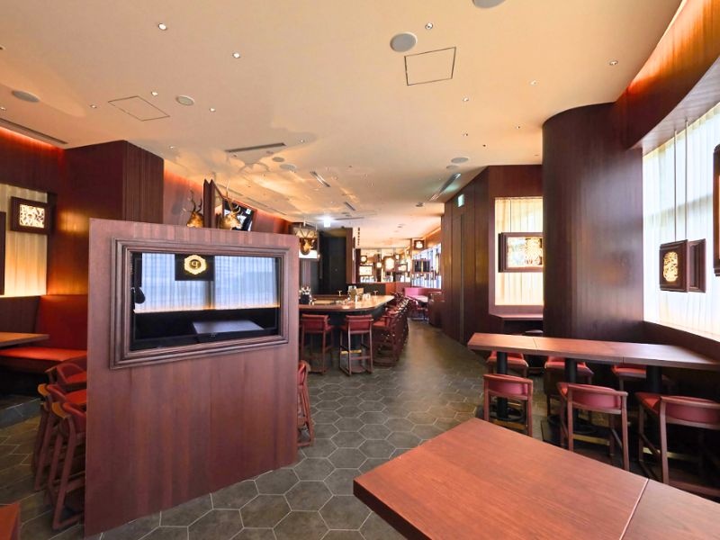 店内テーブル席（昼）