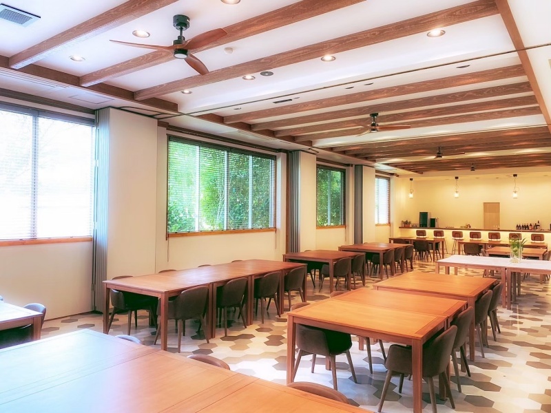 お食事会場
ご宿泊のお客様の人数に合わせて会場の広さを調整し、少人数グループから団体様のご宴会まで、常に快適な空間をご提供いたします。