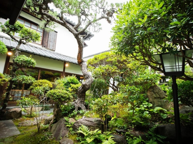 緑が生い茂る、静かな日本庭園。美観地区の歴史ある邸宅に息づく、四季の自然が迎えてくれます。
