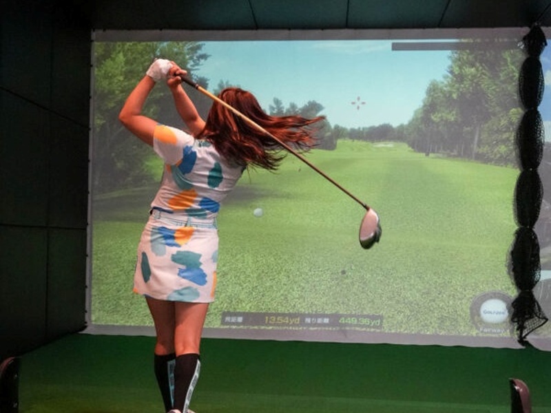 隣接するインドアゴルフスタジオでプレイしながらお仲間とのパーティー、結婚式の2 次会、ご家族・ご親戚との冠婚葬祭、忘年会・新年会、または懐かしい同級生とのお集りなど、様々な用途にご対応しております。詳しくはお気軽にお問い合わせください。