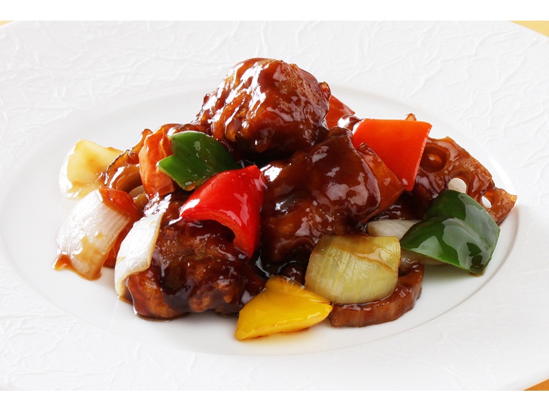 一番人気、国産ヒレ肉の黒酢の酢豚