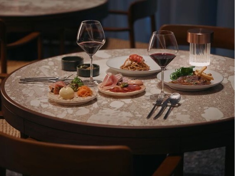 料理は東京・青山の人気フレンチ「L'AS」の兼子大輔シェフが監修し、独創的で洗練されたメインディッシュやデザートを提供します。