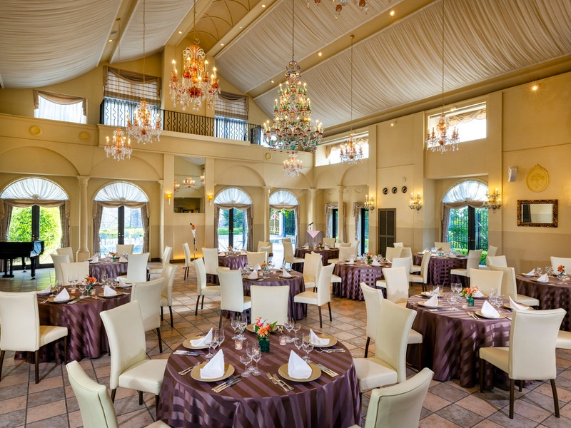 高い天井からドレープが弧を描く空間にヴェネツィア製のシャンデリアが煌めく会場