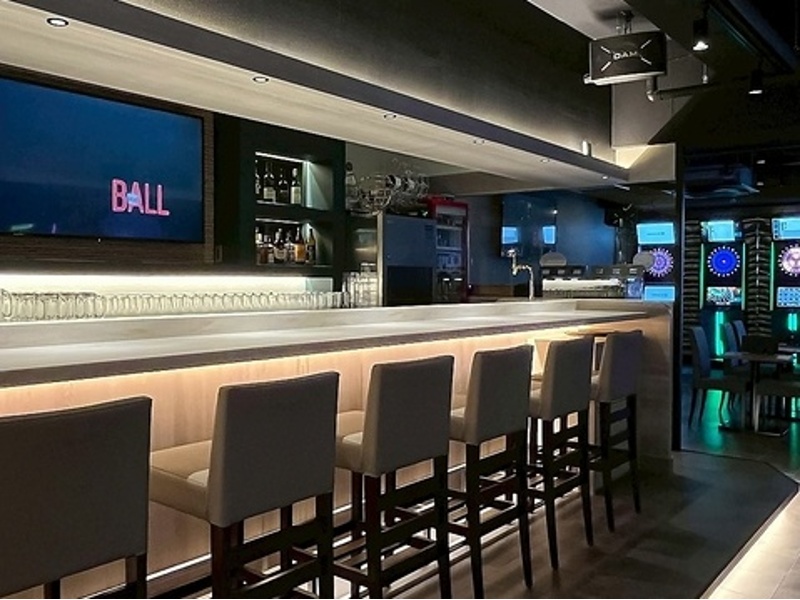 【カウンター 6名様×1】
おひとり様も大歓迎です!バー利用としてもお楽しみいただけます!100種類以上のドリンクからお好みをお選びください♪