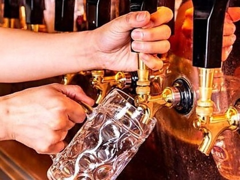 世界的に有名な「ホフブロイ」の樽生ビールで乾杯!