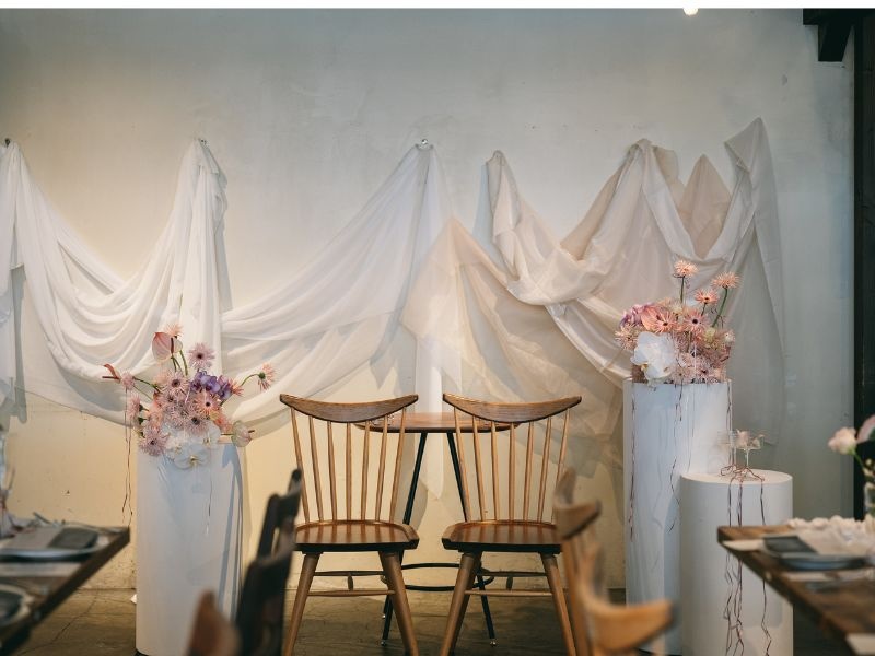 木材倉庫をリニューアルした広く高い天井の古民家風な雰囲気のある店内