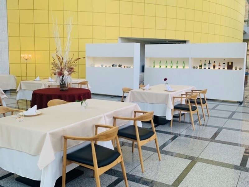 白を基調とした明るく清潔感あふれる店内。最大120名様まで立食で対応可能です。