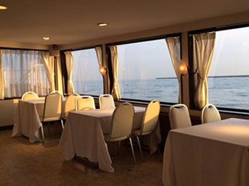 Luxe Cruiseは、ケータリングを外注でなく、自社でレストラン運営しているため、船上のお料理も「良いものを安くたっぷりと提供できる」という利点がございます。