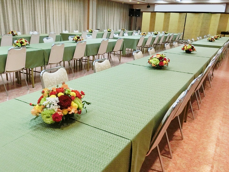 【万葉の間】椅子席・会席・向かい合わせ・卓上花・金屏風ありのイメージ一例