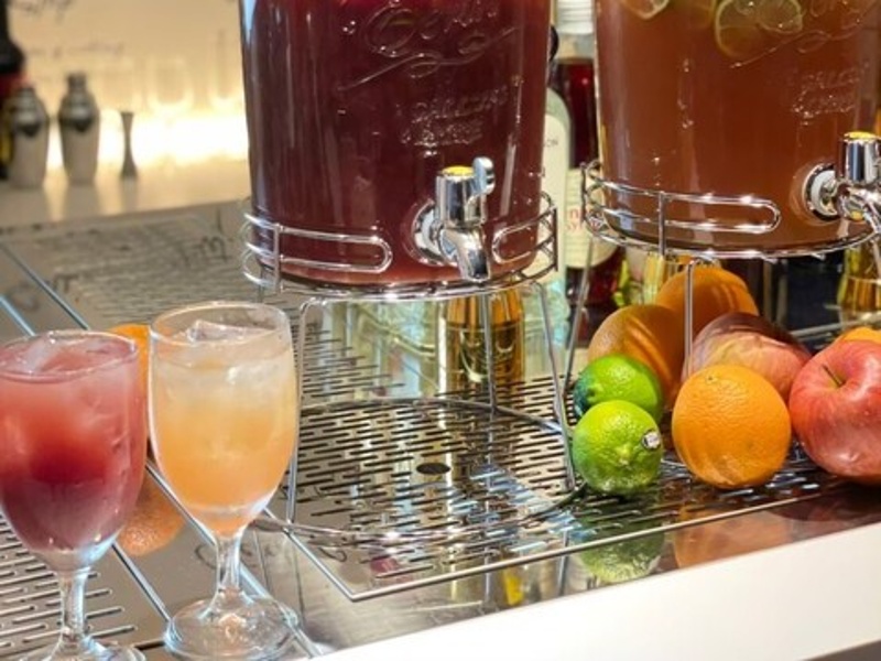 飲み放題プランは90分・120分から選択可能。パーティースタイルに合わせて柔軟にカスタマイズできる充実プラン