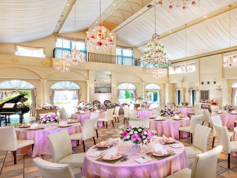 【会場：ピエンツァ】
ヴェネツィア製クリスタルシャンデリアが煌めき優雅なひとときをお過ごしください。