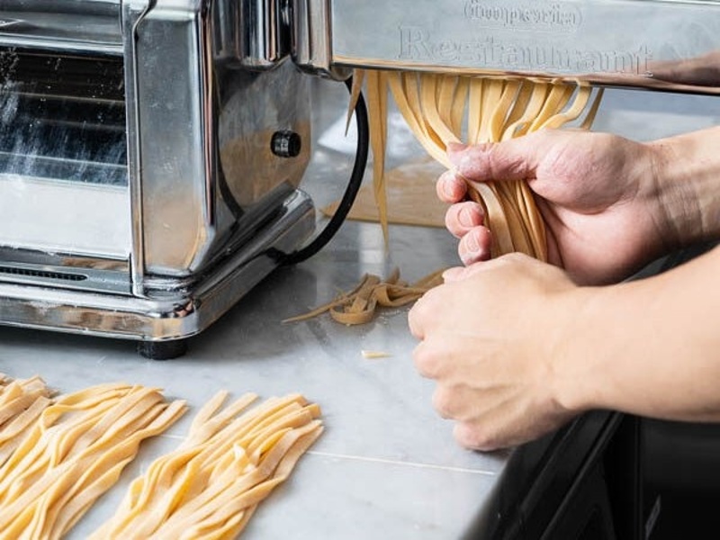 シェフの手打ちパスタ
手打ちフェットチーネは、当店内でシェフが手作りしています。
打ち立て、伸ばし立て、小麦の香りと卵のマリアージュによる、乾麺では味わえない歯ごたえとソースをしっかりと絡ませるフレッシュパスタの醍醐味をご堪能ください。