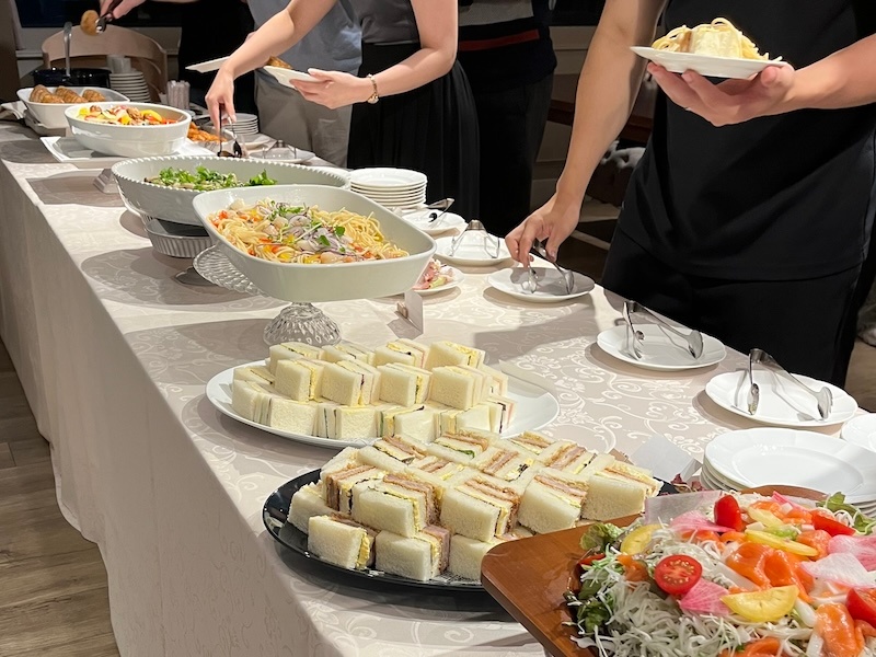 【料理／ビュッフェ】温かなお料理をオープンキッチンからお届けいたします
