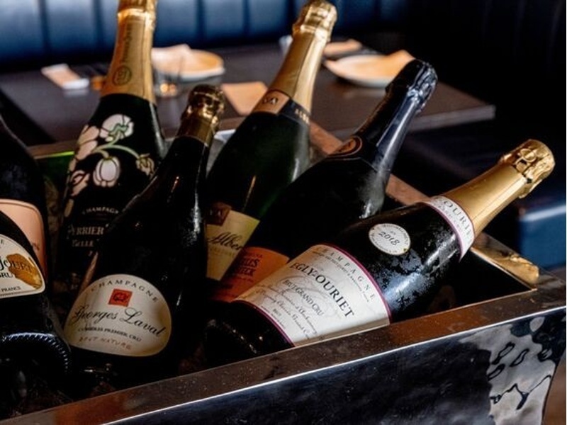 モダンシーフードに合わせた厳選ワインセレクションをご案内いたします。