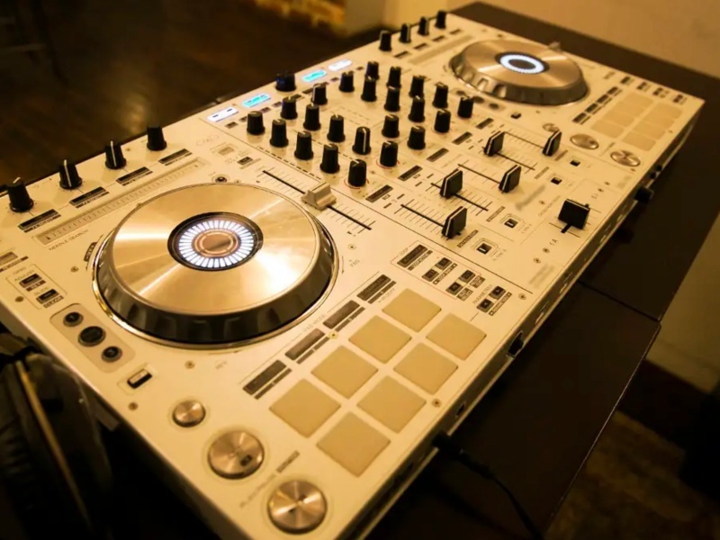 DJ機材 (DDJ-SX - パイオニア)
こちらはデジタル音源のみの使用となります。レコード・CD再生型のターンテーブルはございません。ご利用の際は、ノートパソコンまたは音源データをお持ち込みください。
※DJソフト「SeratoDJ」有料版のみ使用可能です