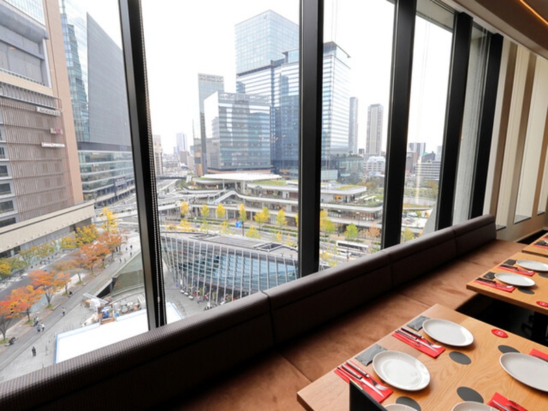 グランフロント大阪南館7階レストランフロア。洗練されたインテリアがブライダルにふさわしい格調を演出いたします。