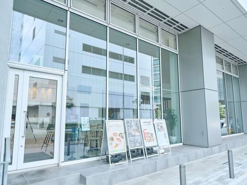 【外観】
白を基調とした一面ガラス張りで、自然光が心地よく差し込みます。