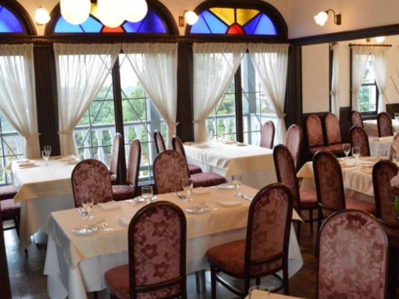 2F　RESTAURANT
窓辺からは富士山が眺められ、洗練されたフレンチを大切な方々と