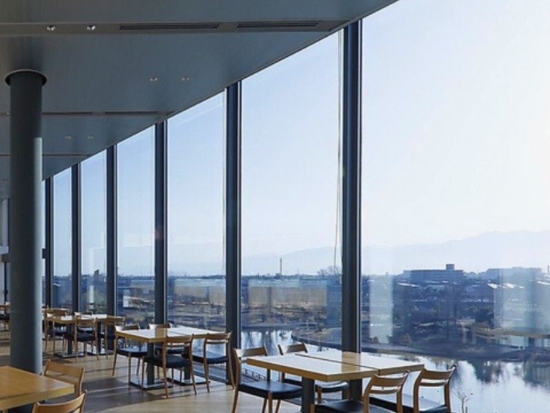 大きな窓からは立山連峰や富山富岩環水公園が一望できます。お料理と共に眺望もお楽しみください。