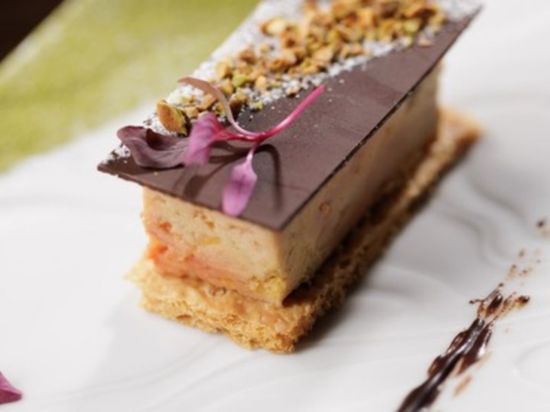 チョコレートと花びらが重なる、繊細なデザート。食事の締めくくりまで、シェフのこだわりが行き届いています。