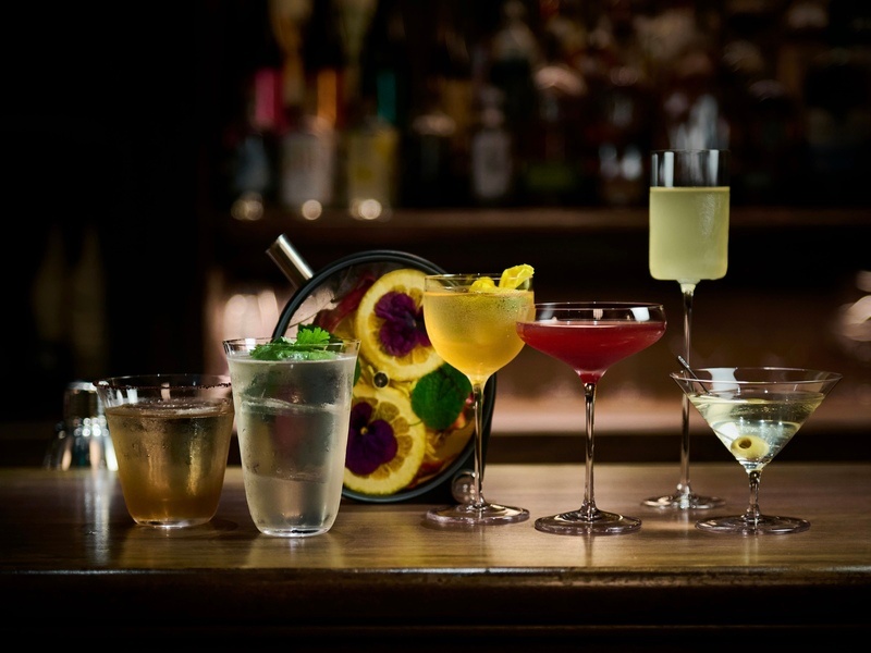 和の要素を織り交ぜた多国籍料理やカクテルを楽しめます