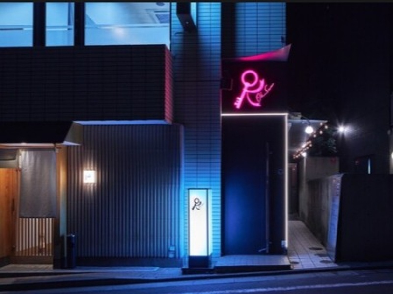 【外観】
ビルの地下一階にある、隠れ家のような雰囲気のお店です。