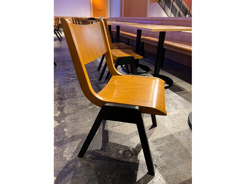 会場内_備品_木製椅子（55脚）