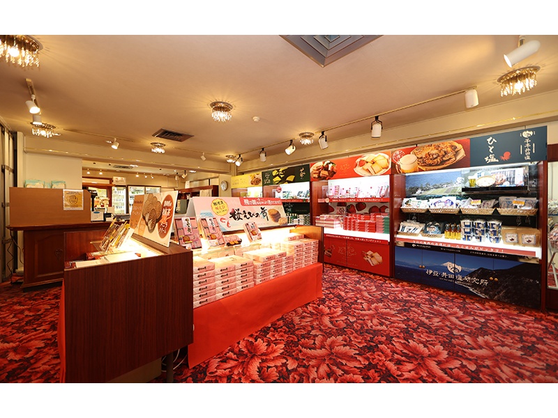 静岡・伊豆の特産品や名産品を取り揃えたショッピングコーナー。
地元ならではのお土産選びをお楽しみいただけます。