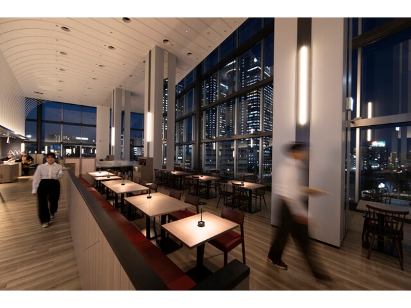 店内は広々100名着席
天井も高く大きな窓もあり開放感たっぷり