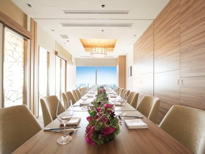 個室
接待、顔合わせ、女子会、結婚のお祝いのお食事会など、特別な時間にお使いください。