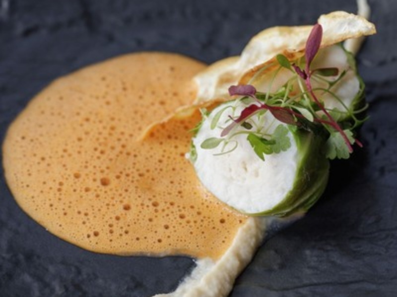 お料理の一例。繊細な盛り付けが目を引く、華紋の創作フレンチです。