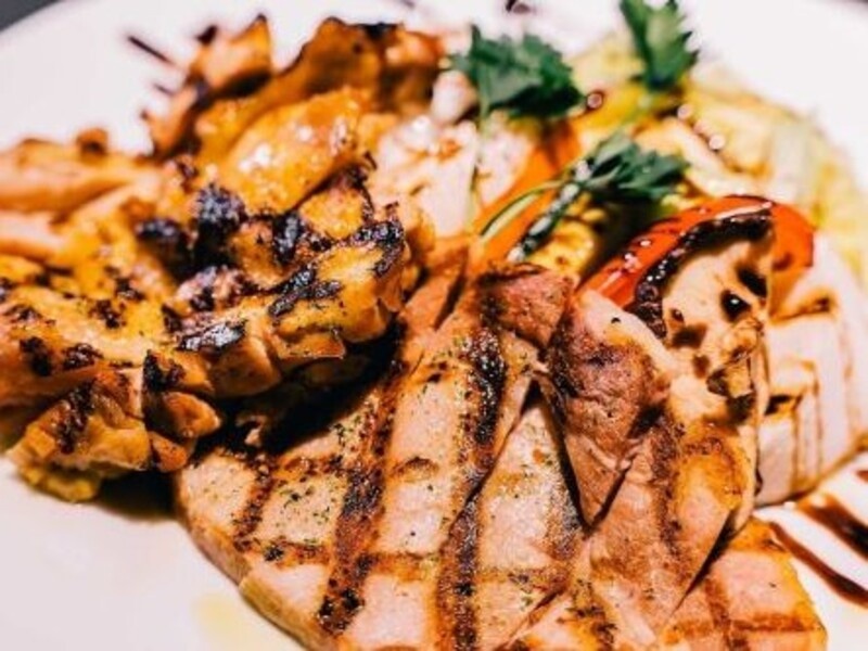 【お料理(例)】
本格グリルで香ばしく焼き上げたお肉は他では味わえないオススメ料理です!