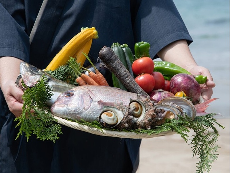 食材の持つ一期一会の味わいを大切に、
心を尽くして丁寧に仕上げた
一品一品を、どうぞごゆっくりご賞味ください。