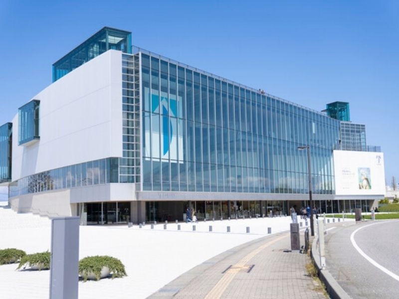 富山県美術館3階にレストランがございます