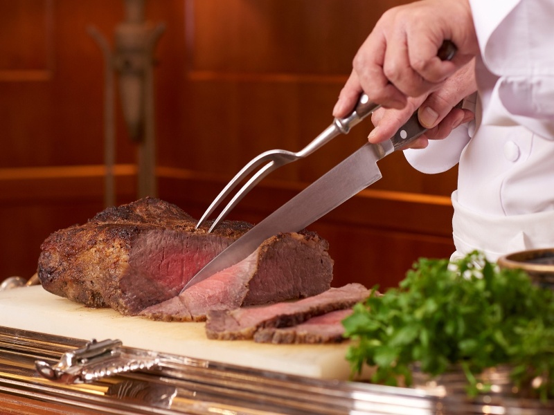 笠会館の伝統メニューのひとつ、ローストビーフは特別な一日に花を添えてくれます。パーティーのオプションメニューとして、大変人気の一品。