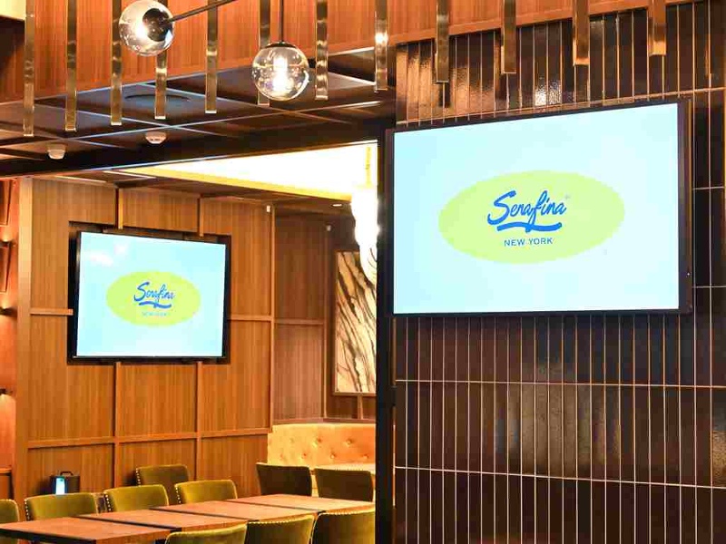 店内3か所の大型モニターで同時投影が可能です