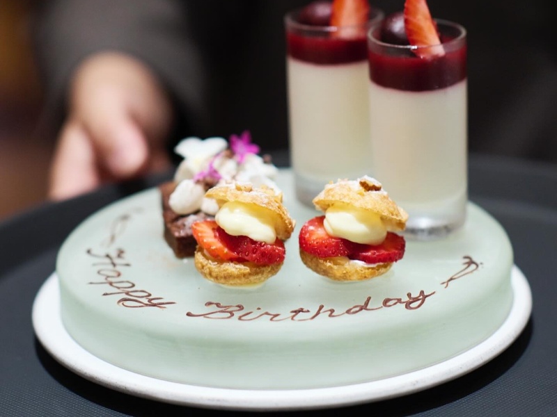 お祝いや大切な人へのサプライズに素敵なひと時をお過ごしください。
MAISON VERTEではランチタイム、ディナータイムのコースのデザートにメッセージをお書きすることができます。