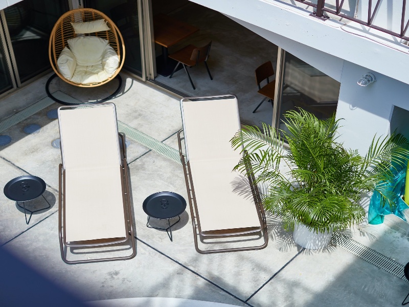 プールサイド 外気浴もお楽しみください