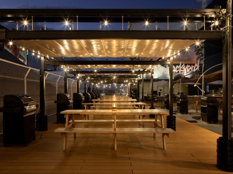 夜は雰囲気が一変！照明と夜空のコラボレーションで幻想的な大人空間に！