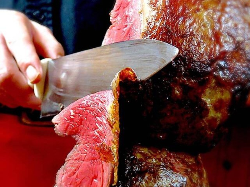 焼きたて塊肉を各テーブルでサーブする迫力のパフォーマンス！大人数の結婚式二次会も余裕ある席数で対応可能です。