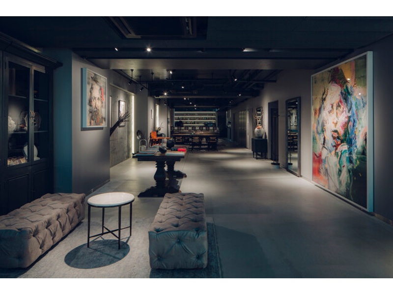 現代アートに囲まれたエントランス空間。非日常感あふれる洗練された雰囲気で、ゲストを特別なひとときへと導きます。