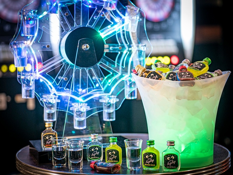 みんなでダーツの勝負をしながら、お酒とおつまみを楽しむ、そんなひとときをぜひお楽しみください。