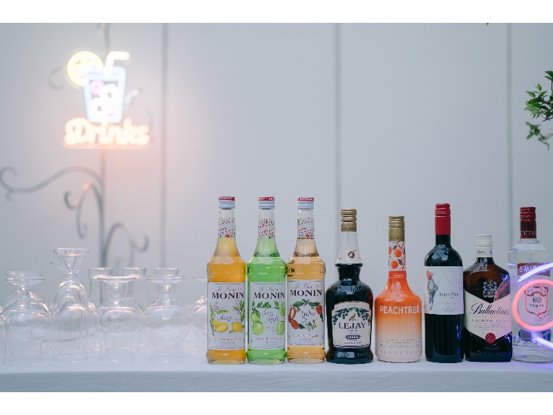 屋外バーカウンターも人気