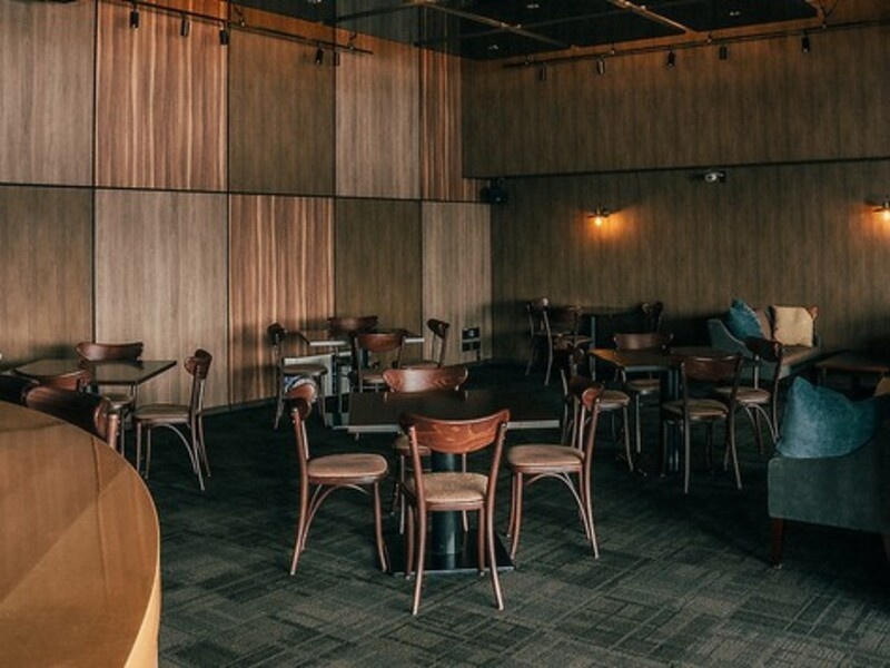 【会場】
カジュアルすぎず、堅苦しさとは無縁の理想的なレストランで、大切な人との宴会やパーティーをお楽しみください。
