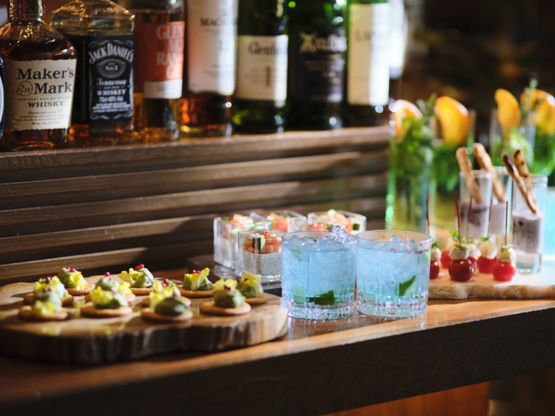 レストランスペースでゲストはドリンクを愉しむ事も可能