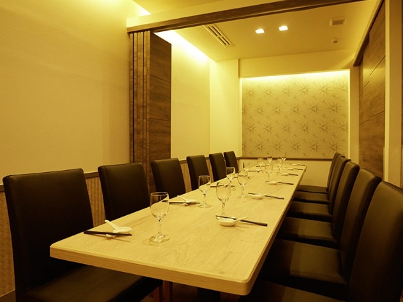 宴会・パーティーにピッタリ。
パーテーションで仕切れるようになっておりますので、ご利用人数に合わせてレイアウト変更可能な会場です。