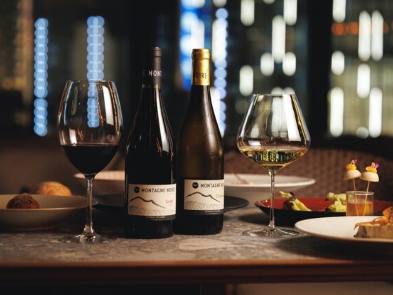 赤・白取り揃えた豊富なワインラインナップ。お料理に合わせたソムリエによるご提案もお気軽にどうぞ。